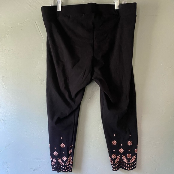 Torrid crop premium legging- scallop embroidery black size 2X - Picture 10 of 14